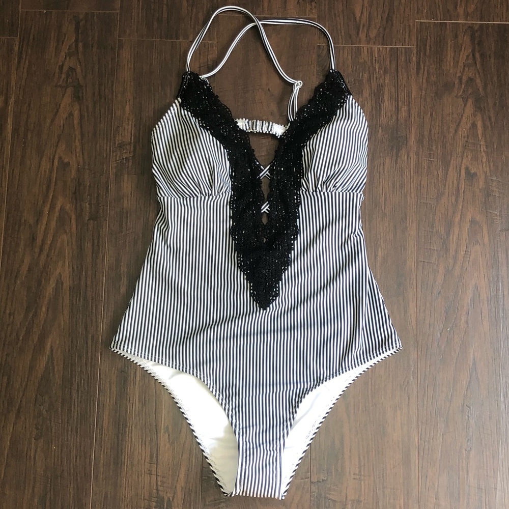 NWT!! Cupshe one piece bathing suit